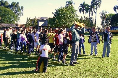 brincadeiras no terreno da Escola Willy Janz