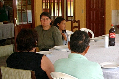 Cristiane conversa com familiares